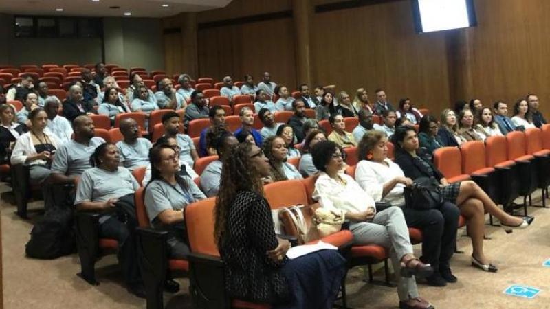 mulheres e homens sentados em auditório