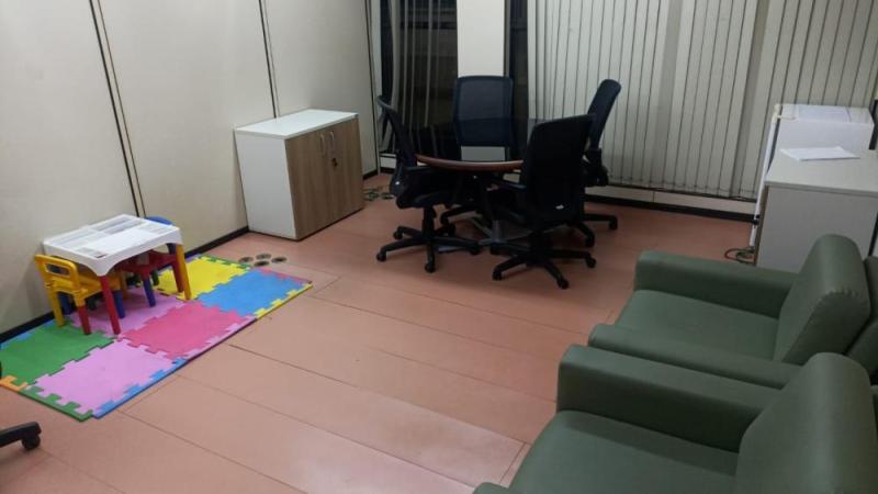 sala de acolhimento com sofás e tapete colorido