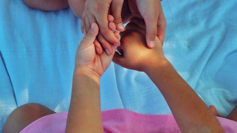 mãos de crianças entrelaçadas