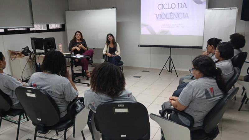 mulheres em roda de conversa