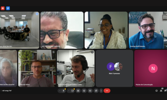 Captura de tela de uma reunião virtual em plataforma de videoconferência, exibindo vários participantes em janelas, alguns com câmera ligada em seus escritórios e outros representados por ícones, durante um encontro institucional