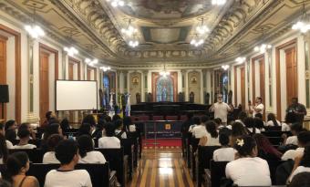 Participantes do programa "Conhecendo a JFRJ" em visita ao CCJF