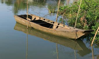 canoa parada em rio