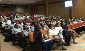 mulheres e homens sentados em auditório
