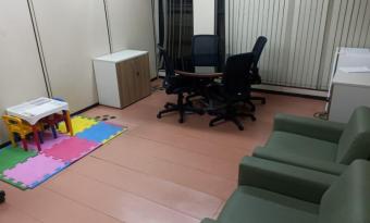 sala de acolhimento com sofás e tapete colorido