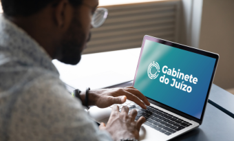 Banner do Gabinete do Juízo em um laptop