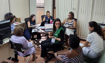 mulheres reunidas em sala