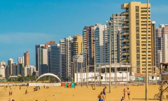 Orla urbana com edifícios altos sob o sol da tarde