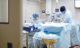 Imagem de uma sala de cirurgia