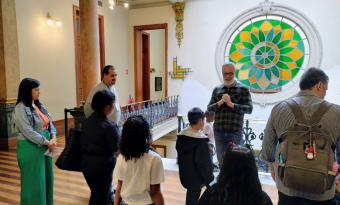 crianças de costas em visita ao ccjf