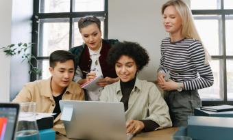 jovens de diferentes raças olhando para um notebook