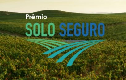 Logo do prêmio Solo Seguro sobre foto de plantação