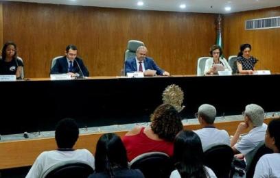 mesa com várias pessoas