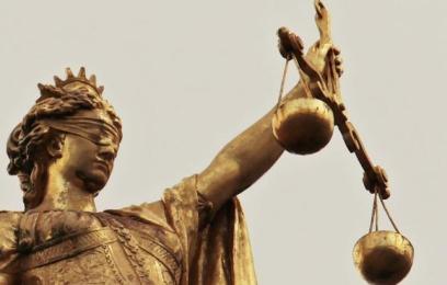 Imagem da deusa da justiça. Abaixo, o seguinte título: "Semana da inspeção unificada na SJRJ, de 20 a 24/5, suspenderá prazos processuais e atendimento às partes"