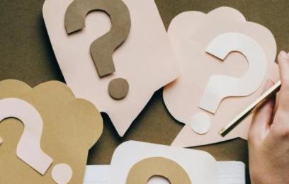 pontos de interrogação em torno de mãos