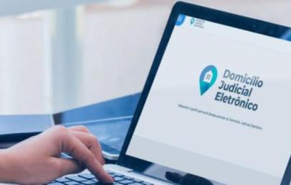 mãos de mulher branca em teclado de laptop aberto