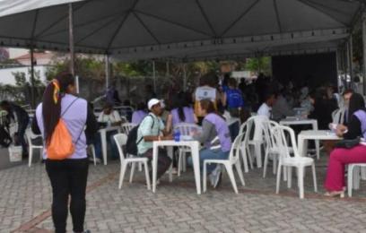 pessoas sentadas em tenda ao ar livre