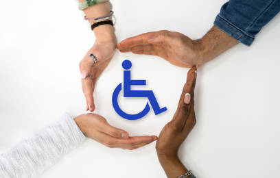 No centro, símbolo para pessoa com deficiência sendo envolvido por mãos de pessoas de cores de pele diversas