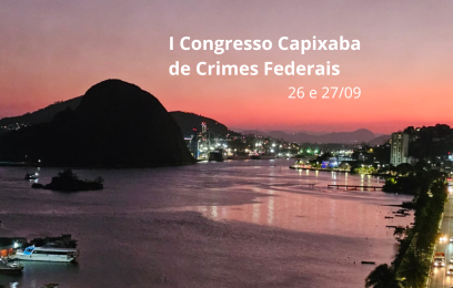 Imagem da baía de Vitória ao pôr do sol, com o morro do Penedo ao fundo