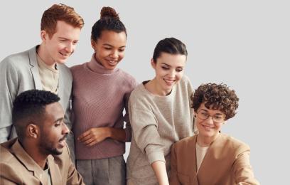 jovens de várias etnias ao redor de notebook