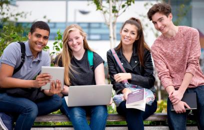 Foto de estudantes universitários