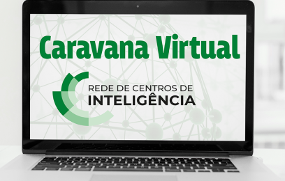 Imagem de um laptop. Na tela, o banner da Caravana Virtual da Rede de Centros de Inteligência