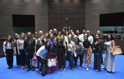 Professores e estudantes no Plenário do TRF2