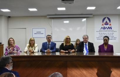 Foto dos integrantes da mesa que celebra os 35 anos de fundação da da Abami