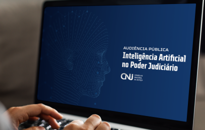 Imagem de uma pessoas teclando num laptop. Na tela, o banner da Audiência Pública Inteligência Artificial no Poder Judiciário