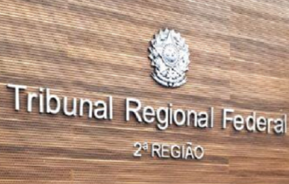 Detalhe do painel do Plenário do TRF2, onde se lê: " Tribunal Regional Federal 2ª Região"