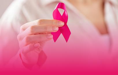 mulher segurando laço rosa