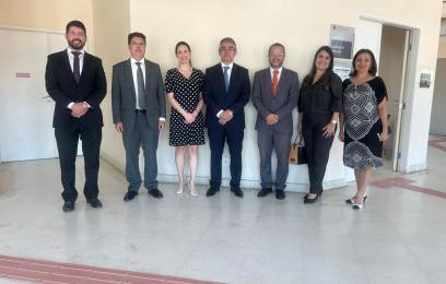 Juízas e juízes reunidos durante a visita