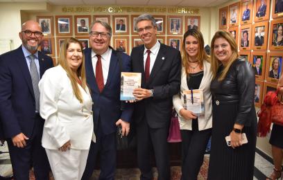 Presidente Guilherme Calmon posa com o livro “Estudos Contemporâneos da Moradia no Brasil”.