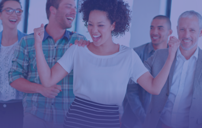 Grupo de pessoas festejando, três homens e duas mulheres 