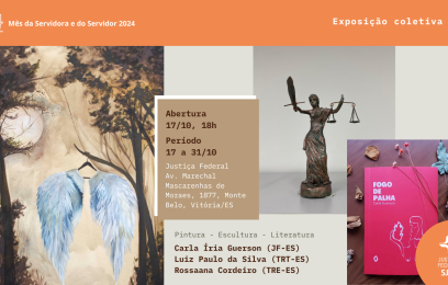 Anúncio da exposição, contendo três fotos de trabalhos: pintura de árvores, lua e céu, em tons amarronzados, e um par de asas azuis e brancas penduradas num cabide; escultura da Deusa da Justiça; e capa de livro em rosa forte, com letras e ilustração brancas