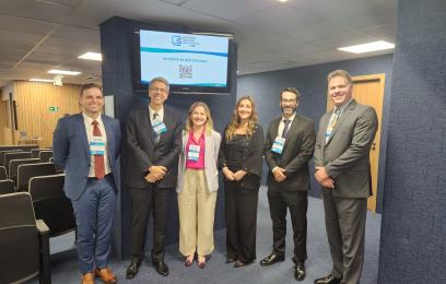 Da esquerda pra direita: Bruno Bodart - Juiz auxiliar do TJ/RJ; desembargador presidente do TRF 2, Guilherme Calmon; Suzane Schulz Ribeiro, juíza auxiliar TRT 17; Maria Thereza da Costa Prata, juíza auxiliar do TRT1; Gustavo Mattedi Reggiani, Juiz auxiliar do TJ-ES; Ronald Kruger Rodor, Juiz auxiliar do TRF2