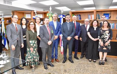 A imagem mostra as pessoas presentes à assinatura do acordo de cooperação no gabinete do presidente do TRF2