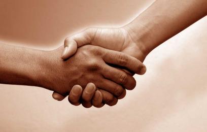 Duas pessoas apertando as mãos.