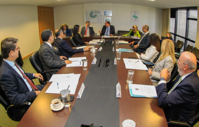 Foto da mesa de reunião com os corregedores dos seis TRFs.
