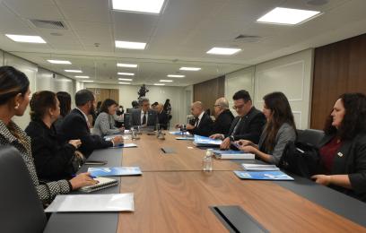 Mesa de trabalho no qual o presidente do TRF2 recebe conselheira do governo norte-americano que cuida de assuntos ligados à infância