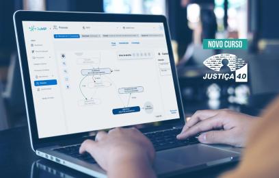 Foto de uma pessoa digitando num laptop. Na tela, o curso JuMP – Judiciário com Mineração de Processos.