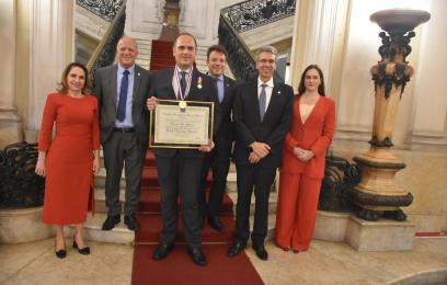 Foto do presidente do TRF2 e do homenageado com a Medalha Pedro Ernesto