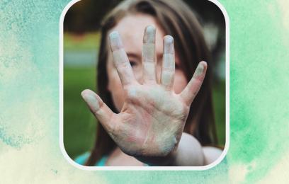 menina com palma da mão estendida cobrindo o rosto