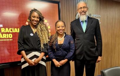 homens e mulheres em pé, lado a lado 