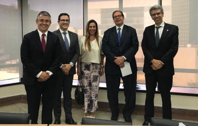 mulher e homens brancos em pé, lado a lado 