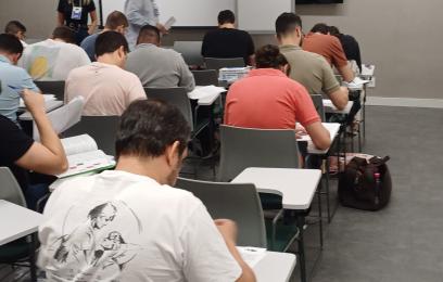 Candidatos fazendo prova