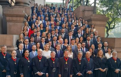 Aprovados no concurso posam para foto na escadaria do Palácio de Justiça de São Paulo