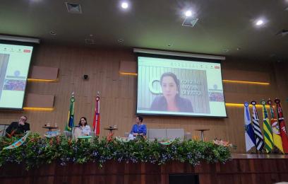 Imagem da conselheira Daniela Madeira no telão 