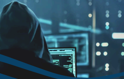 racker de costas, com capuz preto, ao computador