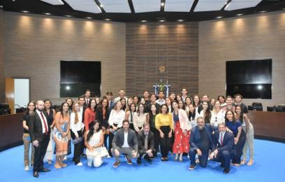 Participantes da visita guiada no Plenário do TRF2